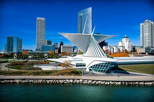 Milwaukee Art Museum and skyline on Lake Michigan, Wisconsin